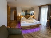 Alpenzauber-Junior-Suite-Design mit Whirlpoolbadewanne, Quelle: (c) Wellness-und Landhotel Prinz- Romantik & Wellness