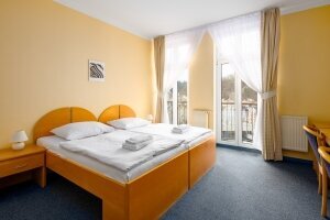 Doppelzimmer mit Balkon und Stadtblick, Quelle: (c) Wellness Hotel Jean de Carro