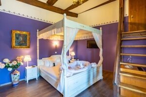 Doppelzimmer mit Himmelbett, Quelle: (c) Hotel Burg Trendelburg