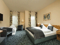 Dreibettzimmer, Quelle: (c) Hotel Schloss Schweinsburg