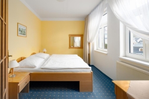 Dreibettzimmer mit Stadt- und Flussblick, Quelle: (c) Wellness Hotel Jean de Carro