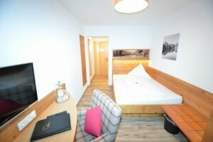 Einzelzimmer - französisches Bett -  mit Süd-Panoramabalkon, Quelle: (c) Naturhotel Cafe Waldesruhe