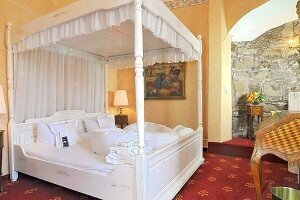 Doppelzimmer mit Himmelbett, Quelle: (c) Hotel Burg Trendelburg