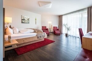 Junior Suite Typ 13 im Haus „Adlerhorst“, Quelle: (c) Naturparkhotel Adler St. Roman