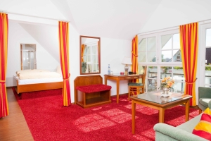 Juniorsuite mit seitlichem Seeblick und Balkon, Quelle: (c) Hotel Seeperle