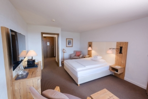 Queensize-Zimmer Komfort Südseite, Quelle: (c) Vier Jahreszeiten am Schluchsee