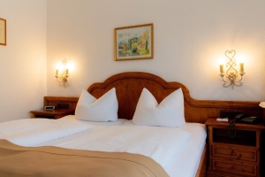 Standard Doppelzimmer mit Bergblick, Quelle: (c) Hotel Alpenhof