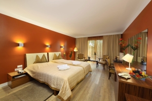 Vintage-Doppelzimmer mit Balkon, Quelle: (c) Pytloun Schlosshotel Weikersdorf