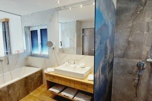 Alpenzauber-Junior-Suite-Design mit Whirlpoolbadewanne, Quelle: (c) Wellness-und Landhotel Prinz- Romantik & Wellness
