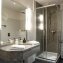 Bad mit Dusche und WC, Fön, Kosmetikspiegel, Handtuchheizung, Quelle: Hotel-Restaurant-Aquarium