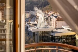 Doppelzimmer mit Balkon und Stadtblick, Quelle: (c) Wellness Hotel Jean de Carro
