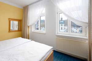 Dreibettzimmer mit Stadt- und Flussblick, Quelle: (c) Wellness Hotel Jean de Carro