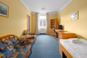 Dreibettzimmer mit Stadt- und Flussblick, Quelle: (c) Wellness Hotel Jean de Carro