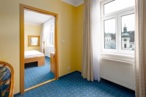 Dreibettzimmer mit Stadt- und Flussblick, Quelle: (c) Wellness Hotel Jean de Carro