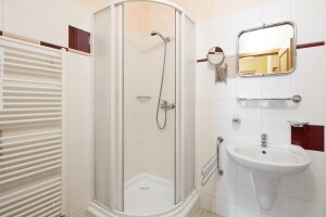 Doppelzimmer mit Balkon und Stadtblick, Quelle: (c) Wellness Hotel Jean de Carro