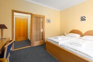 Doppelzimmer mit Balkon und Stadtblick, Quelle: (c) Wellness Hotel Jean de Carro