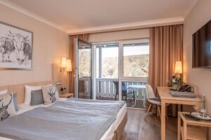 Doppelzimmer Landseite mit Balkon, Quelle: (c) Ammersee Hotel 