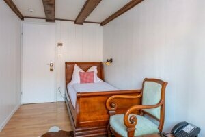 Economy Einzelzimmer mit Gemeinschaftsbad, Quelle: (c) Chalet-Hotel Lodge Merlischachen