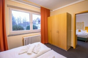 Familien-Zimmer im Nebengebäude, Quelle: (c) Hotel Schloss Nebra