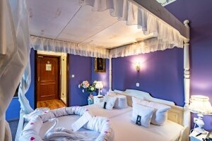 Doppelzimmer mit Himmelbett, Quelle: (c) Hotel Burg Trendelburg