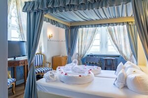 Doppelzimmer mit Himmelbett, Quelle: (c) Hotel Burg Trendelburg