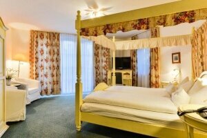 Doppelzimmer mit Himmelbett, Quelle: (c) Flair Hotel Vier Jahreszeiten