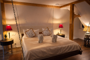 Schwebebett im Schloss, Quelle: (c) Schloss Krugsdorf Golf & Hotel