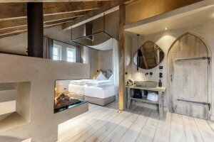 Suite Lädine mit freistehender Badewanne, Quelle: (c) Mittelalterliches Hotel Arthus