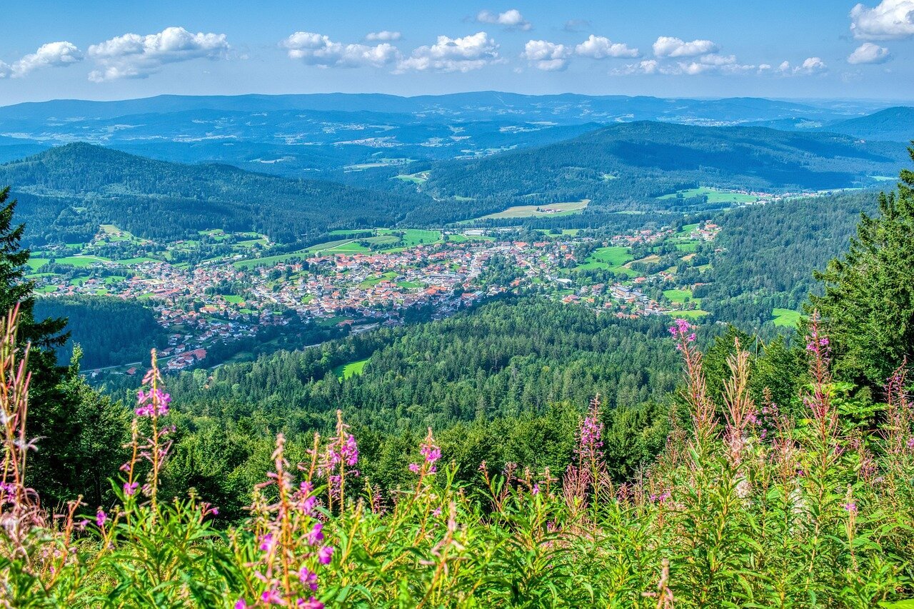 Verführerische Frau in den Armen von ein Mann