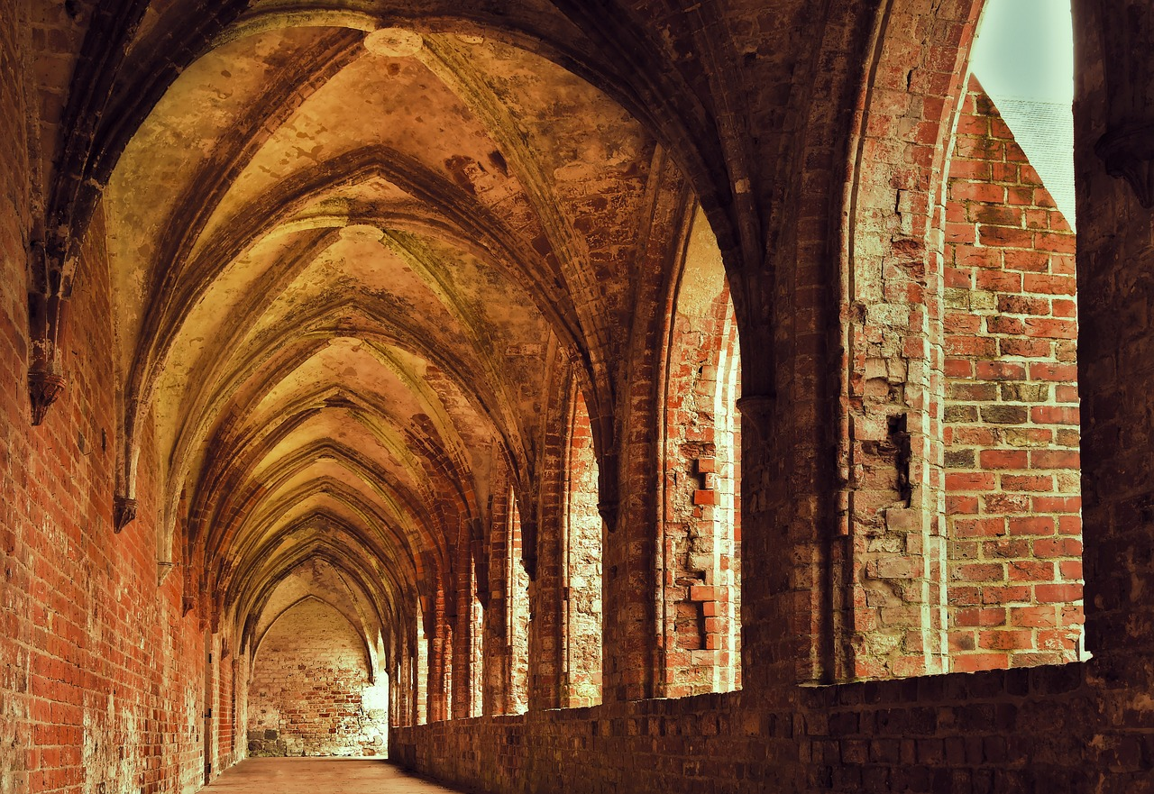 Zentrum von Straubing mit alter Stadtbrücke – Bayern, Deutschland