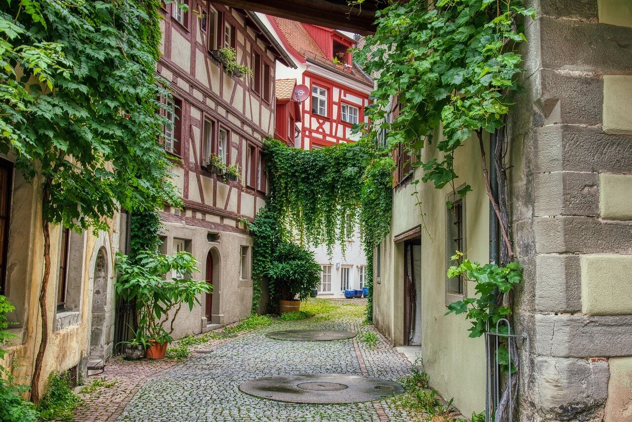 Verführerische Frau in den Armen von ein Mann