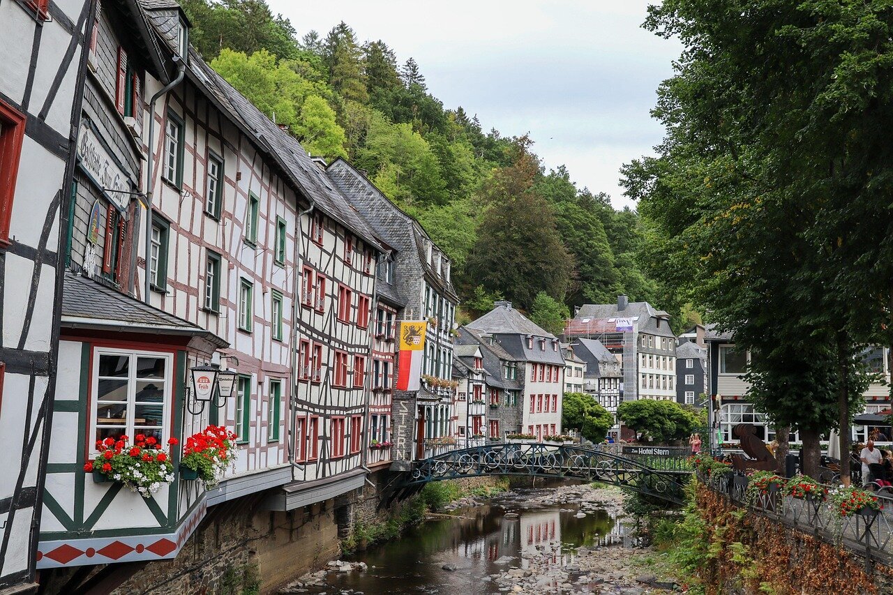 Verführerische Frau in den Armen von ein Mann