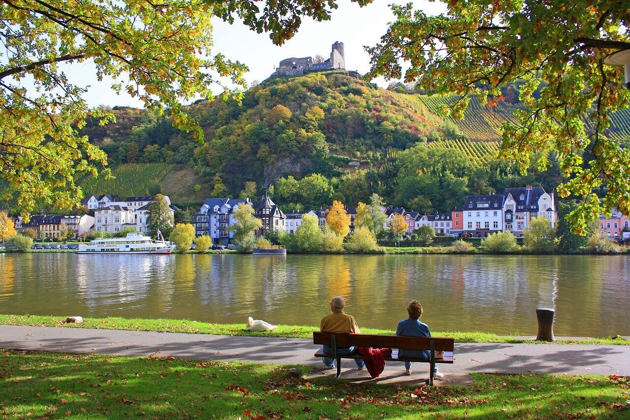 Verführerische Frau in den Armen von ein Mann
