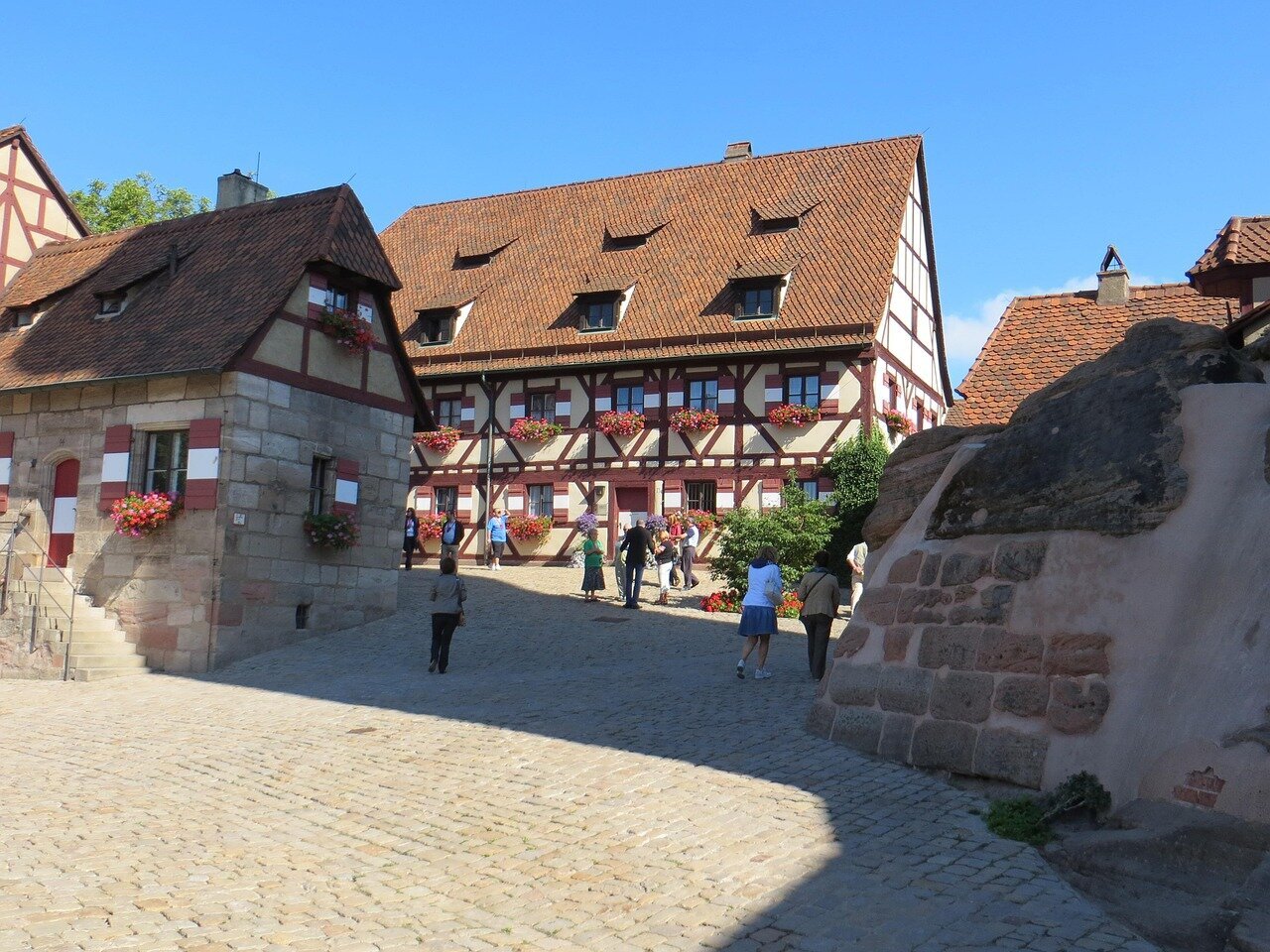 Liegestühle auf Holzterrasse
