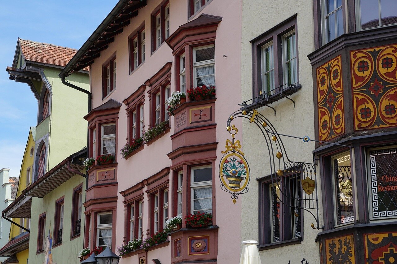 Verführerische Frau in den Armen von ein Mann