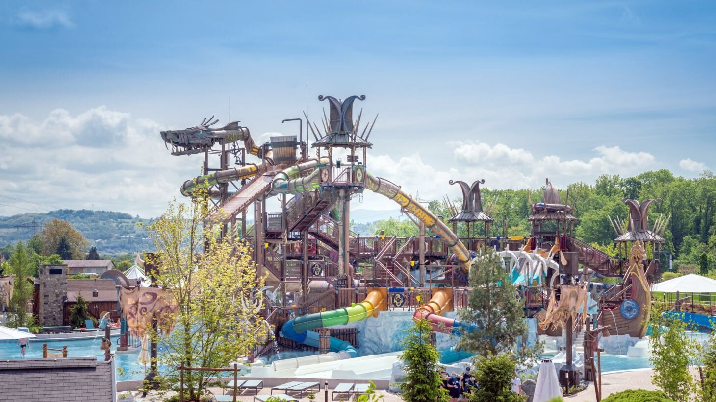 Liegestühle auf Holzterrasse