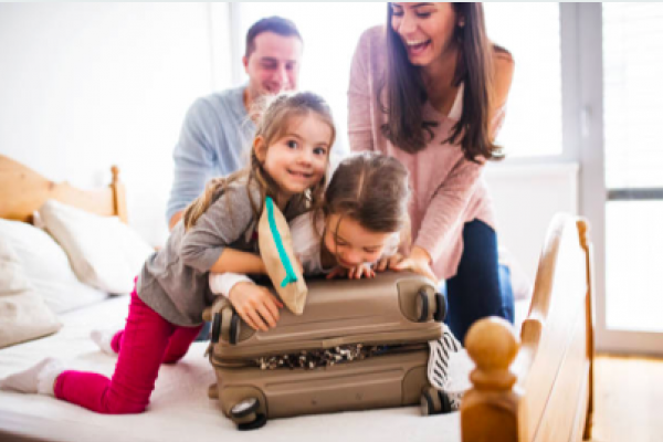 Familie mit zwei Kindern beim Packen