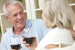Happy Senior Mann & Frau paar trinken Wein zu Hause fühlen  