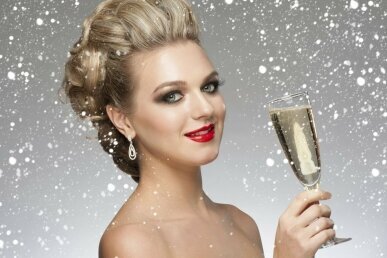 Sexy Frau mit Champagner, Feuerwerk im Hintergrund 