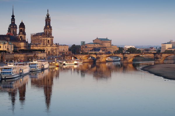 Dresden Brühl Terrasse bei Sonnenaufgang mit Reflexionen in Elbe  